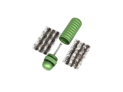 PEATY'S sada na opravu HOLESHOT TUBELESS PUNCTURE PLUGGER KIT Green